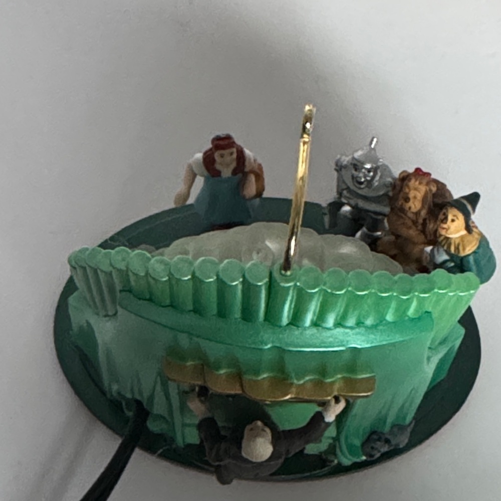 Wizard of Oz Emerald City hallmark Ornament - Picture 9 of 15